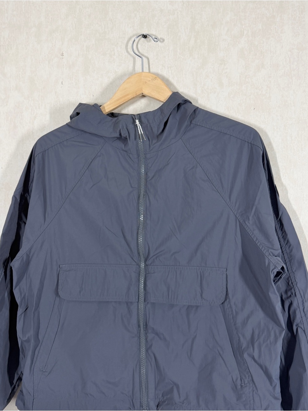 Vuori Women’s Shores Jacket Full Zip Hooded Lightweight Running in Gray XS - Picture 4 of 11